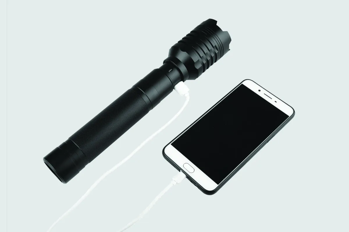 Potente lampada a fascio ampio da 4000 lumen OBS-FL4 | Torce elettriche e penne luminose | Observer Tools